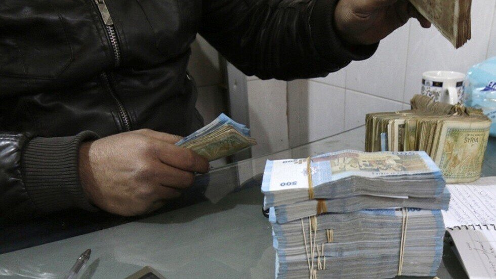 الدولار يلامس حاجز 1000 ليرة سورية
