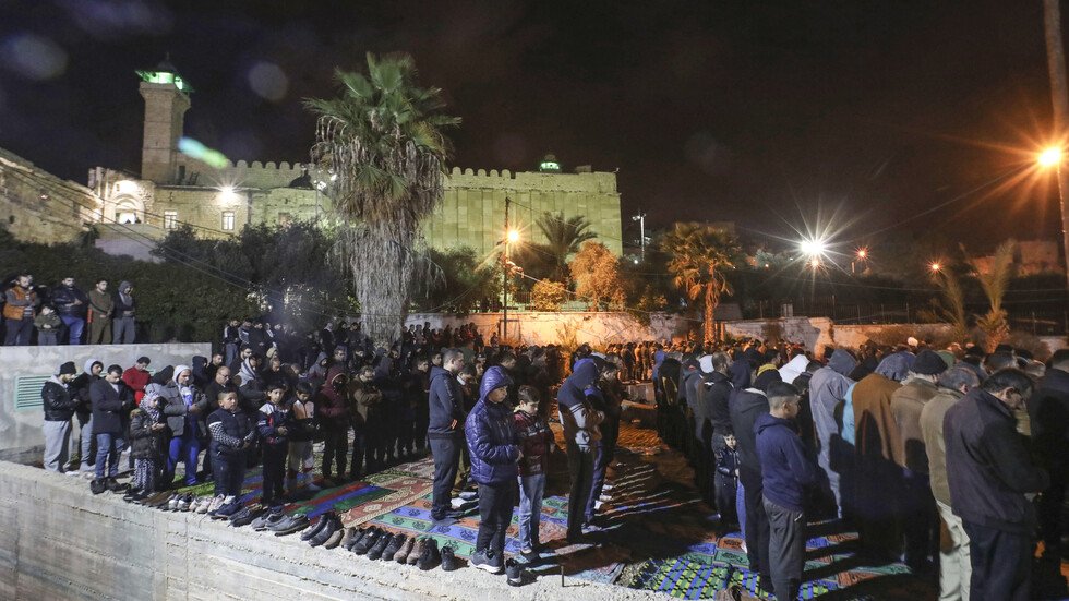 حملة "الفجر العظيم".. آلاف الفلسطينيين يصلون الفجر في الحرم الإبراهيمي