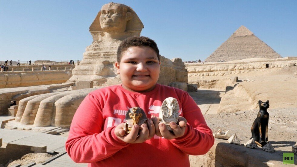 عالم المصريات الصغير الطفل علي صبرة يزور الأهرامات ويرى أبو الهول لأول مرة في حياته (صور)