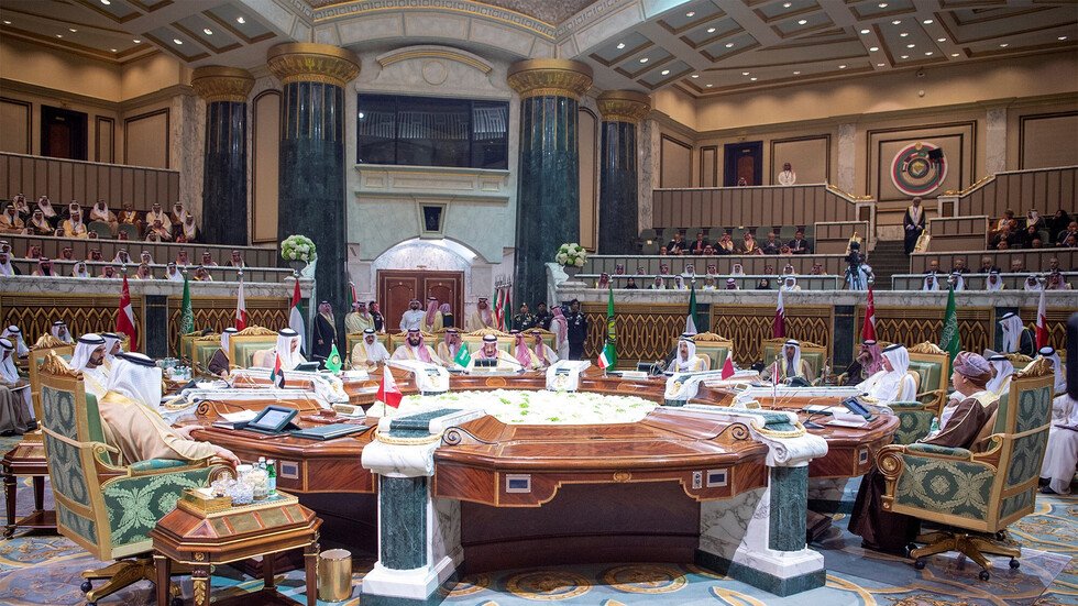 صورة نادرة من أول اجتماع لمجلس التعاون الخليجي