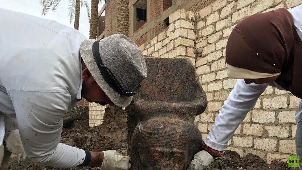 وزارة الآثار المصرية تعلن عن اكتشاف تمثال ملكي نادر (صور)