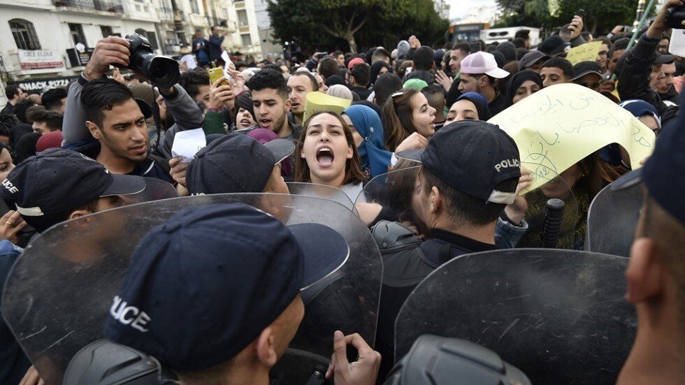الجزائر.. مناوشات وغلق مكاتب اقتراع يوم الانتخابات (فيديو)