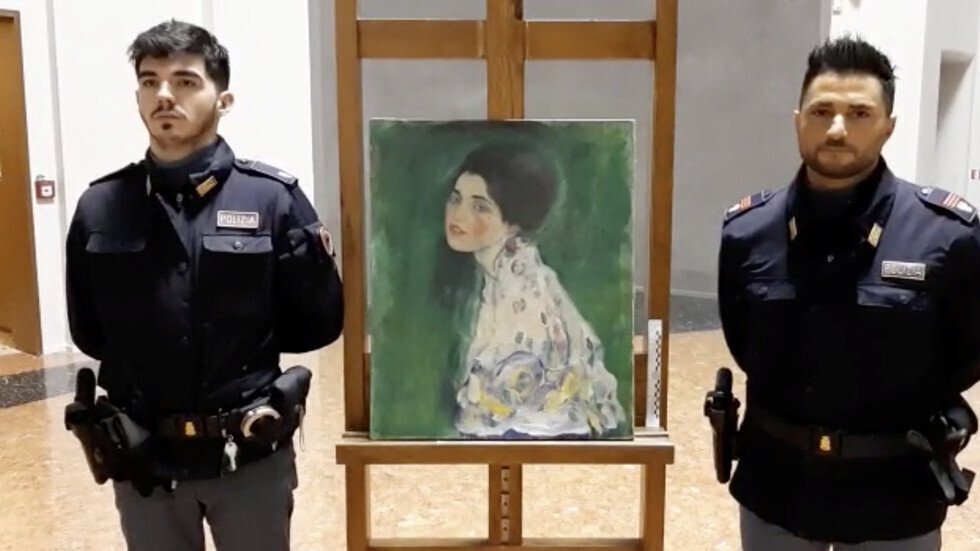 كنز مخبأ في جدران.. "صدفة" تكشف عن لوحة "مسروقة" منذ 20 عاما!