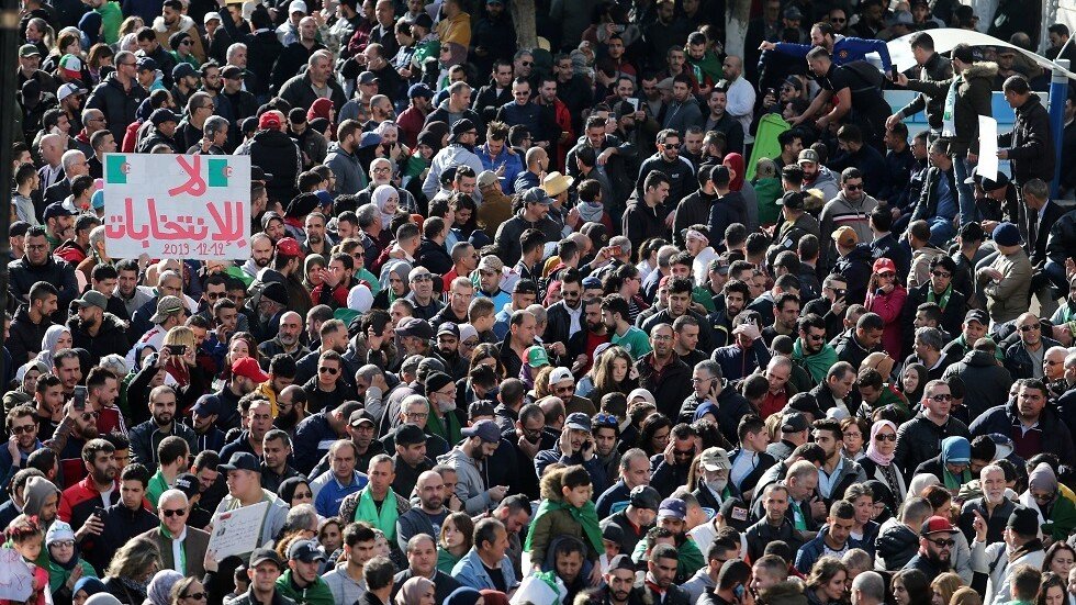 الجزائر.. حرق مقر سلطة الانتخابات في البويرة
