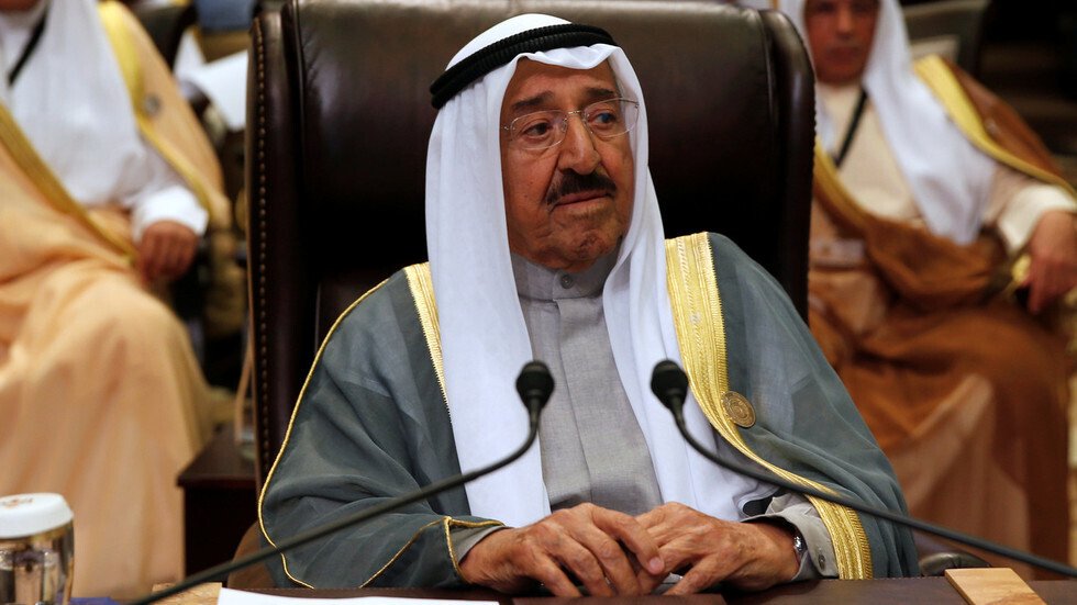 أمير الكويت يعلق على حادث الاعتداء على رئيس مجلس الأمة في مقبرة ويبعث رسالة له