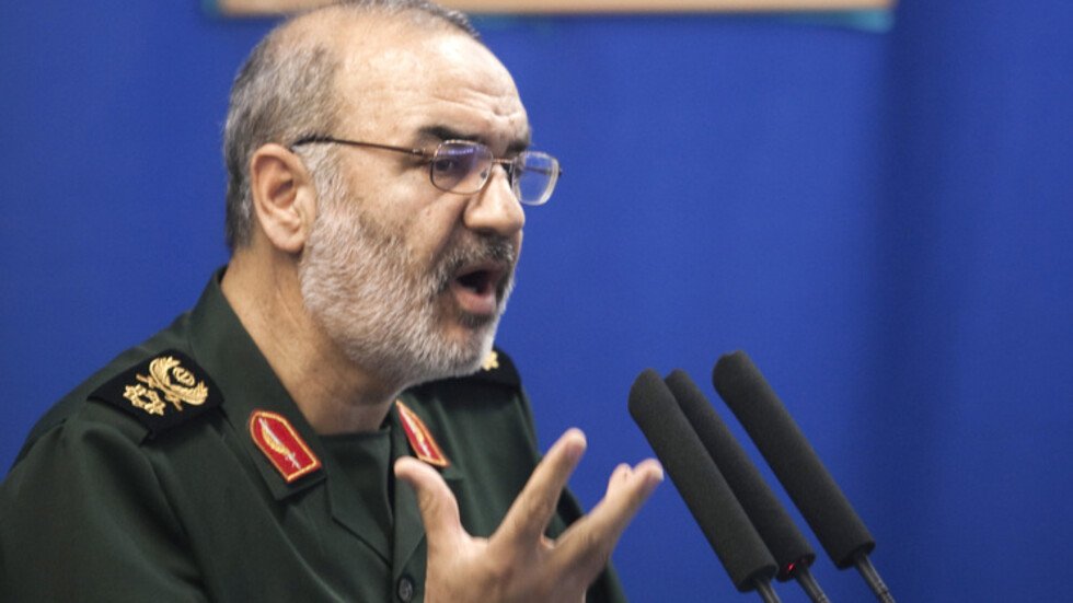 "ترقبوا صفعة قوية".. قائد الحرس الثوري الإيراني يهدد "الأمريكيين وأذنابهم" باستهداف مصالحهم