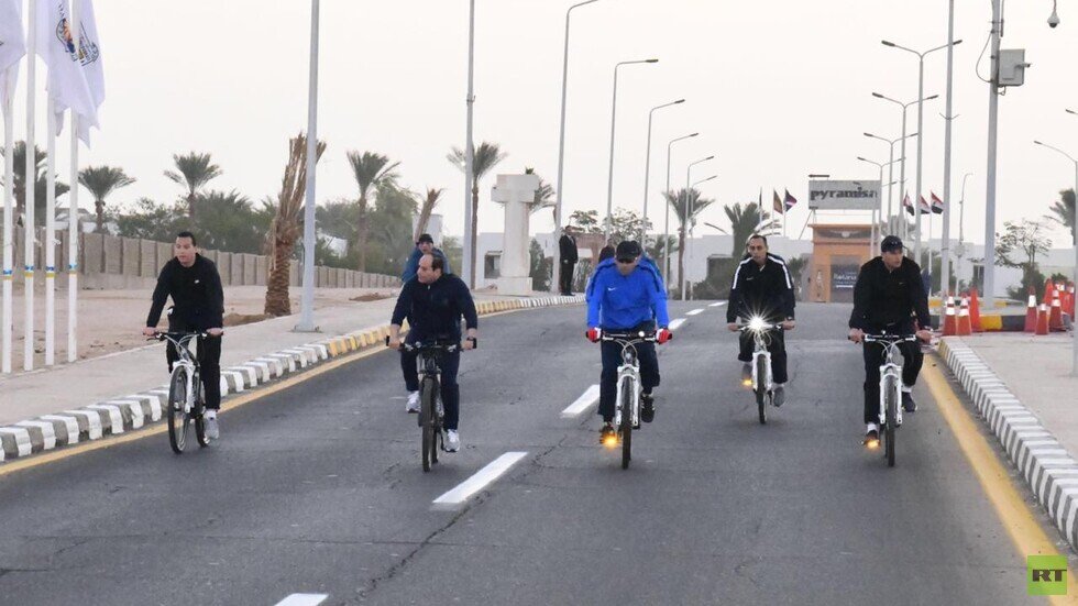 جولة تفقدية بالدراجة للسيسي في شرم الشيخ (صور)