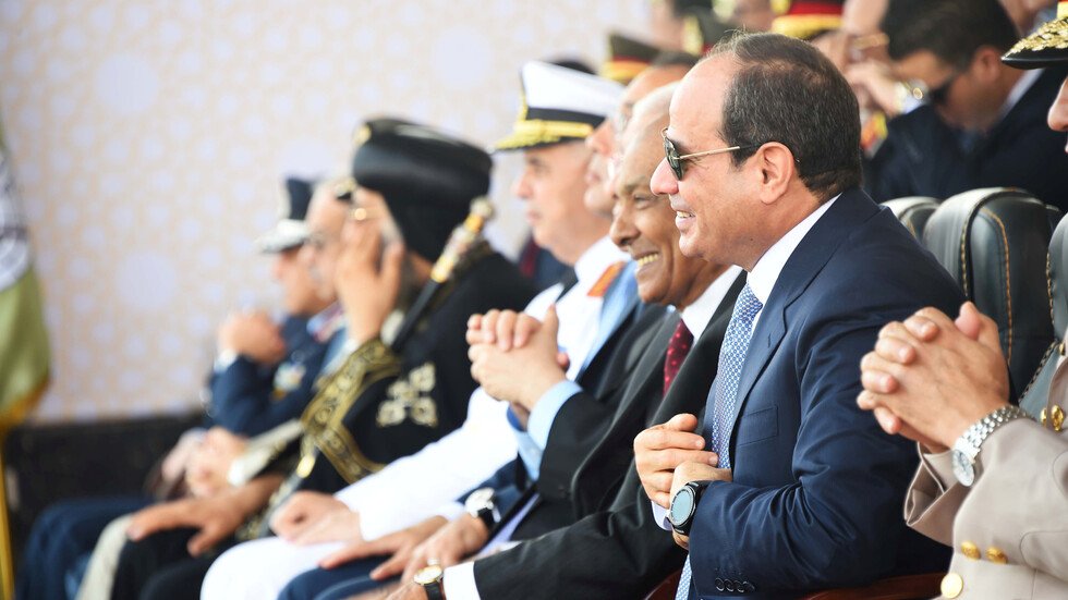 السيسي يعد المصريين بجيل جديد من الجامعات