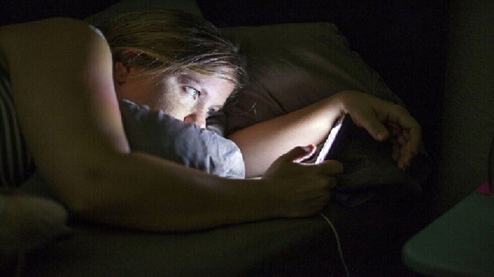 اكتشاف سبب تشتت الدماغ الحقيقي عند استخدام الهواتف ليلا