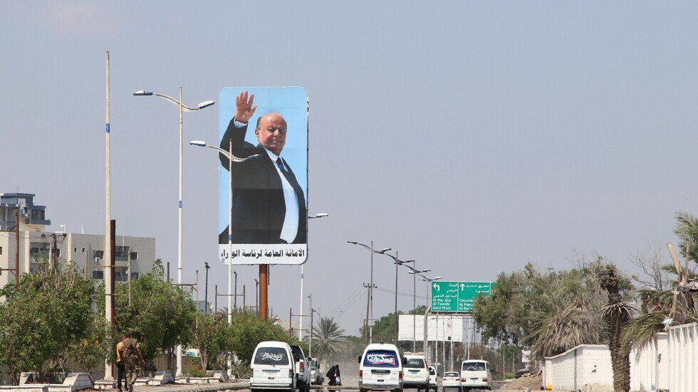 قيادي حوثي يقترح بيع منازل هادي وجميع المسؤولين اليمنيين