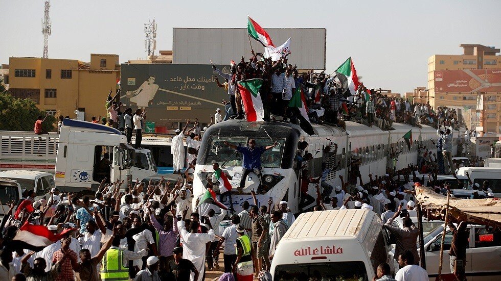 السودان.. الاحتفال بمرور عام على انطلاق ثورة أطاحت بالبشير