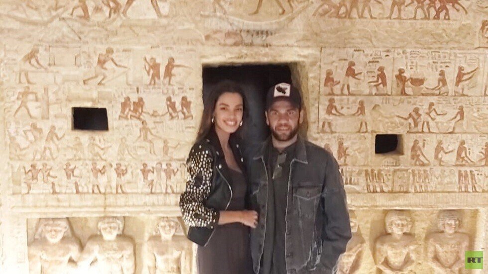 بالصور.. لليوم الثالث على التوالي نجم المنتخب البرازيلي وزوجته يزوران المواقع الأثرية المصرية