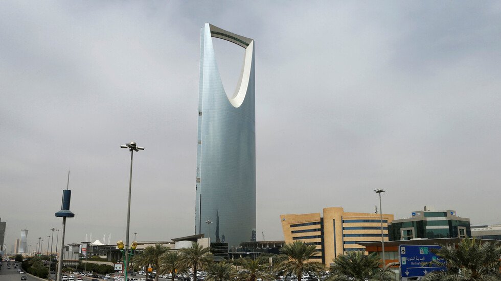 اكتشاف مصنع للخمور في أحد المناطق السعودية (صور)