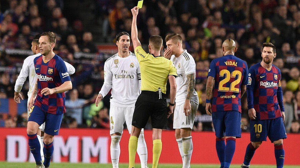 تسريب من غرفة تحكيم الكلاسيكو.. وريال مدريد يطالب بتسجيلات "الفار" (فيديو)