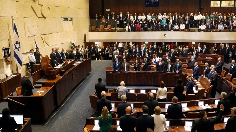 الكنيست يحظر على أعضائه استخدام السيارات في الضفة الغربية