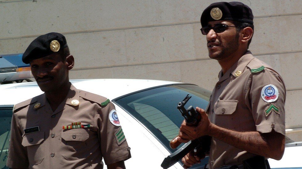 الشرطة السعودية تلقي القبض على قاطع طريق في عسير