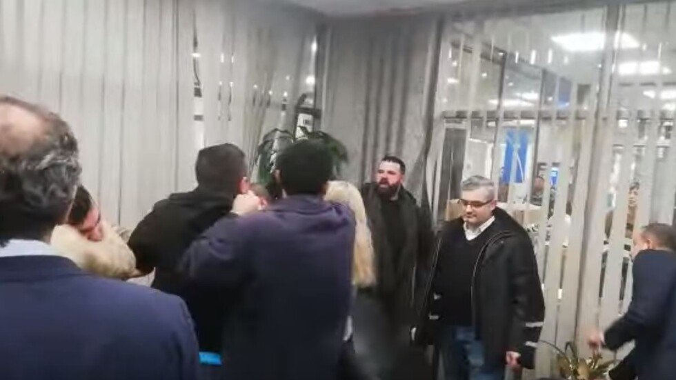 لبنان.. عميل يفقد أعصابه بسبب القيود المصرفية