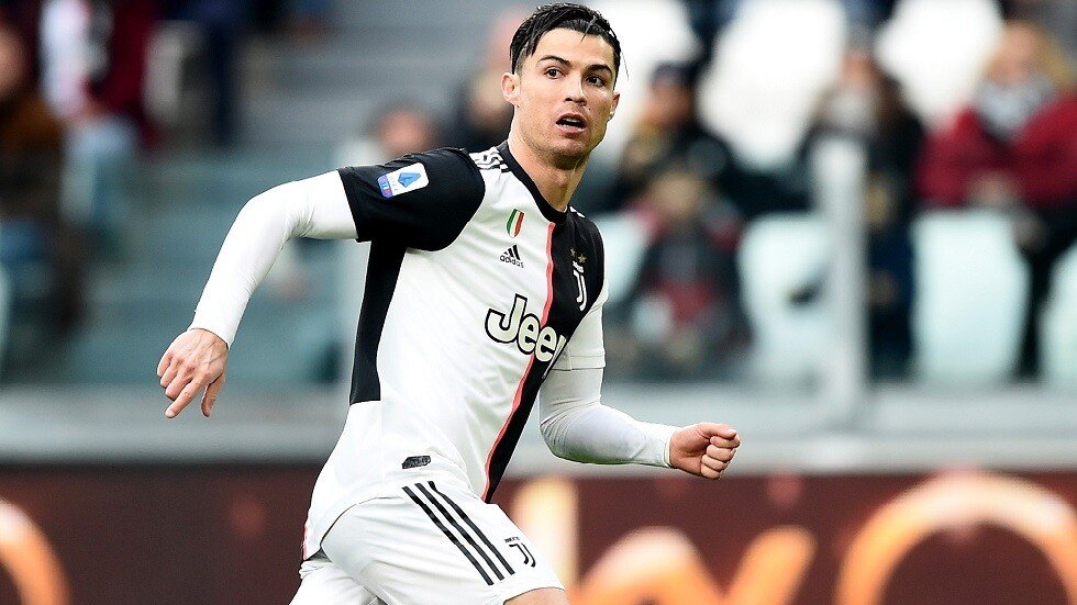 شاهد.. رونالدو يعلم "الإعصار" كيفية القفز