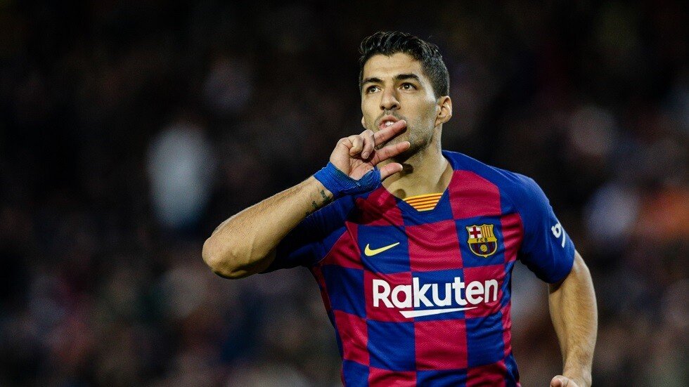 شاهد.. سواريز يلعب حارسا لمرمى منتخب الأوروغواي ويتصدى لكرة ببراعة