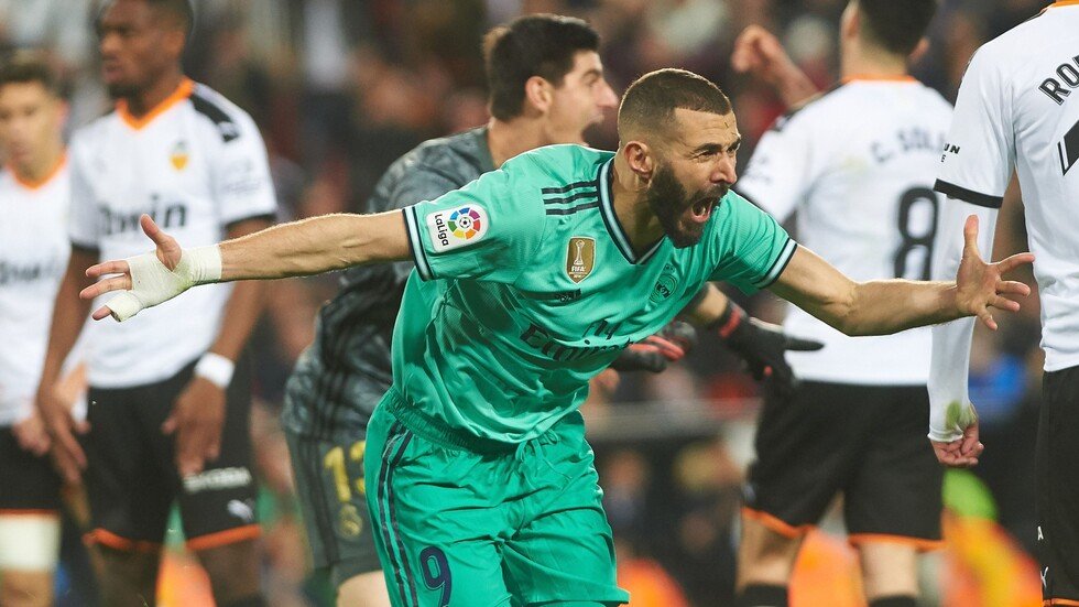 ريال مدريد يحسم مصير نجمه بنزيما لفترة طويلة