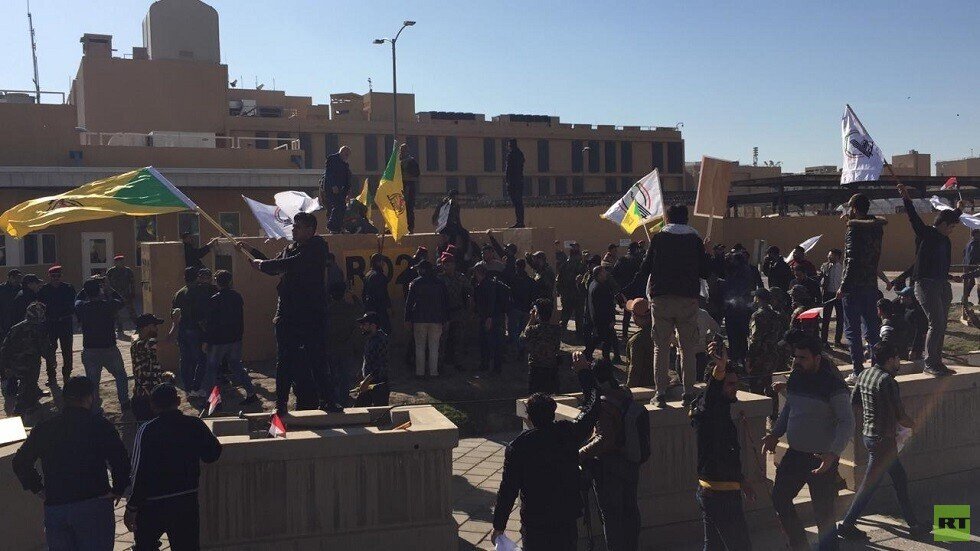 موالون للحشد الشعبي يحتجون أمام مبنى السفارة الأمريكية في بغداد (فيديو)