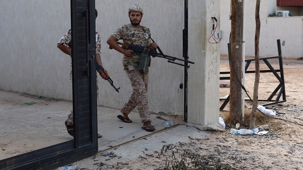 إذاعة فرنسية: هبوط 4 طائرات تحمل مقاتلين سوريين في مطار معيتيقة الليبي