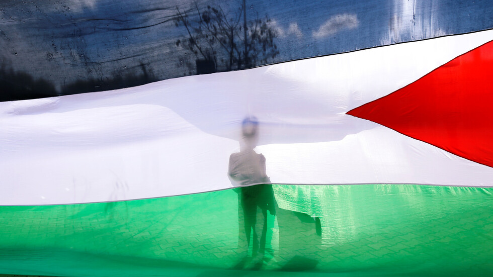 بالفيديو.. علم فلسطيني ضخم في قلب القدس القديمة