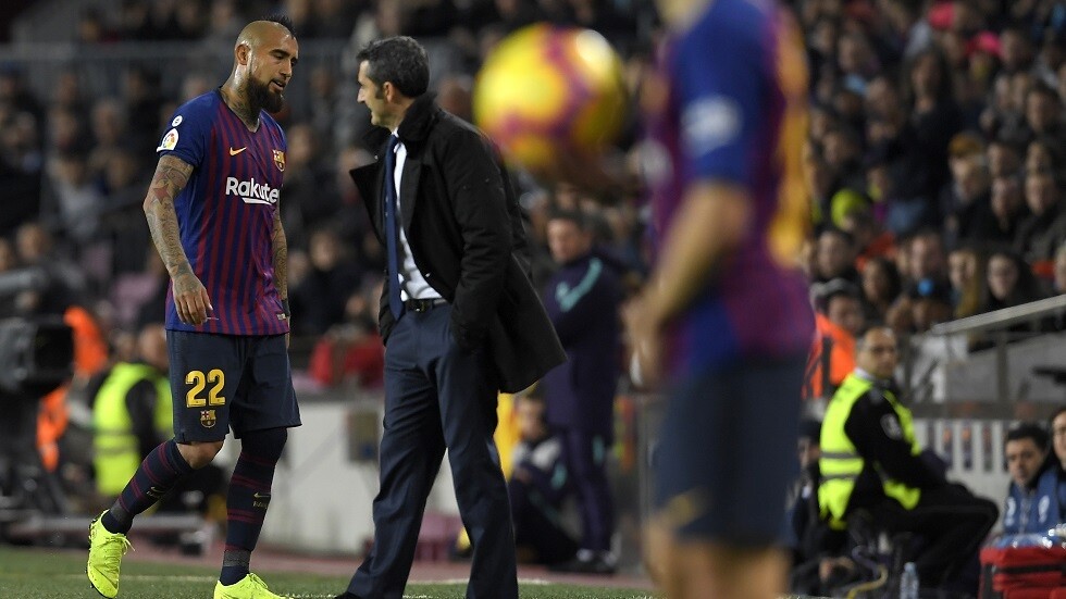مدرب برشلونة: مقاضاة فيدال للنادي لن تؤثر على وضعه في الفريق