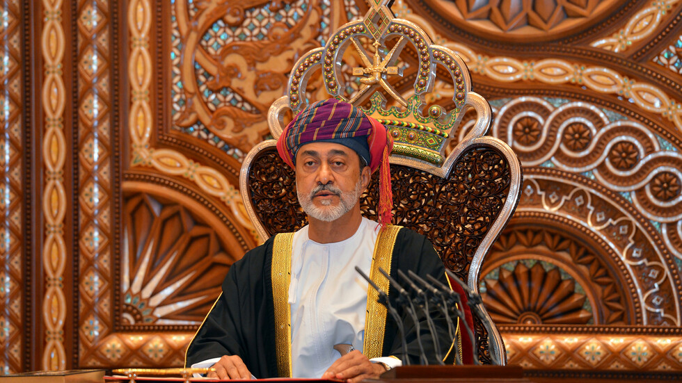 سلطان عمان الجديد يكشف عن سياسته الخارجية