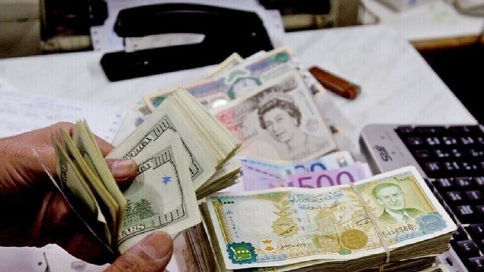 لأول مرة في تاريخها .. الليرة السورية تكسر حاجز الألف أمام الدولار