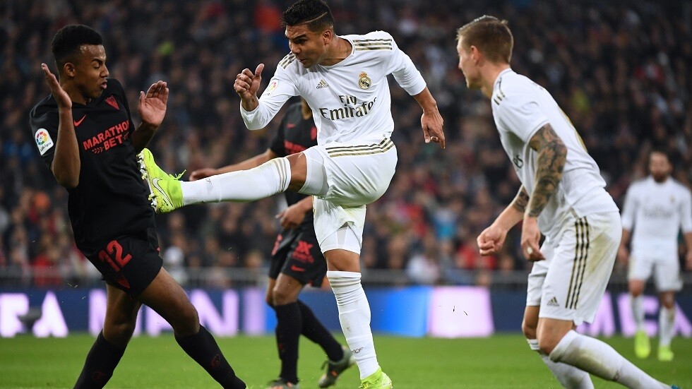 ثنائية كاسيميرو في شباك إشبيلية تقود ريال مدريد لانتزاع صدارة