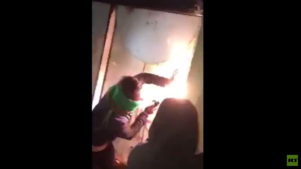 العراق.. محتجون يغلقون الدوائر الحكومية في النجف باللّحام (فيديو)