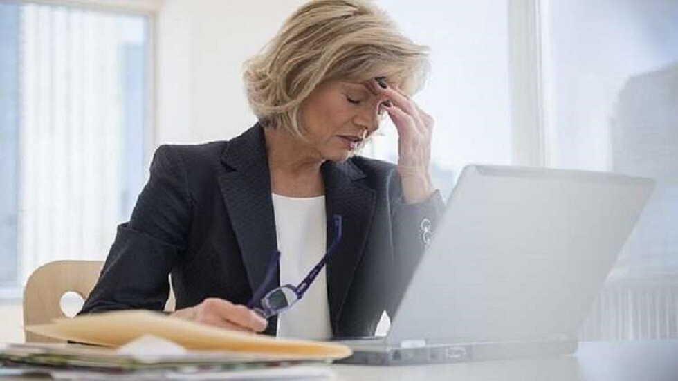 انقطاع الطمث المبكر يهدد بمخاطر مزمنة مع تقدم العمر
