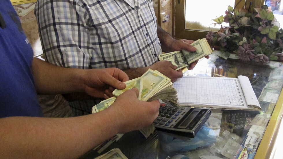 بالفيديو.. القبض على عدد من الأشخاص يقومون بتصريف العملات الأجنبية في سوريا
