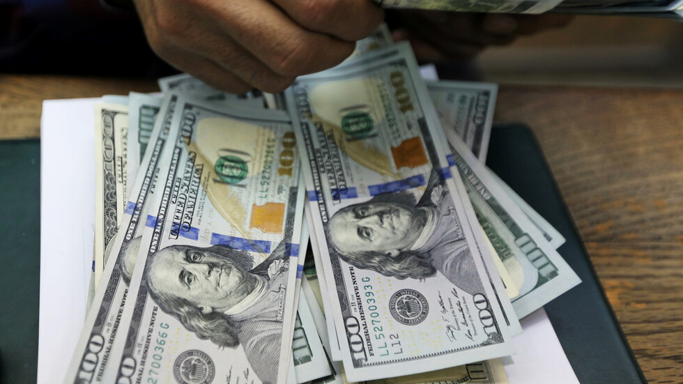 الدولار يواصل التراجع في مصر