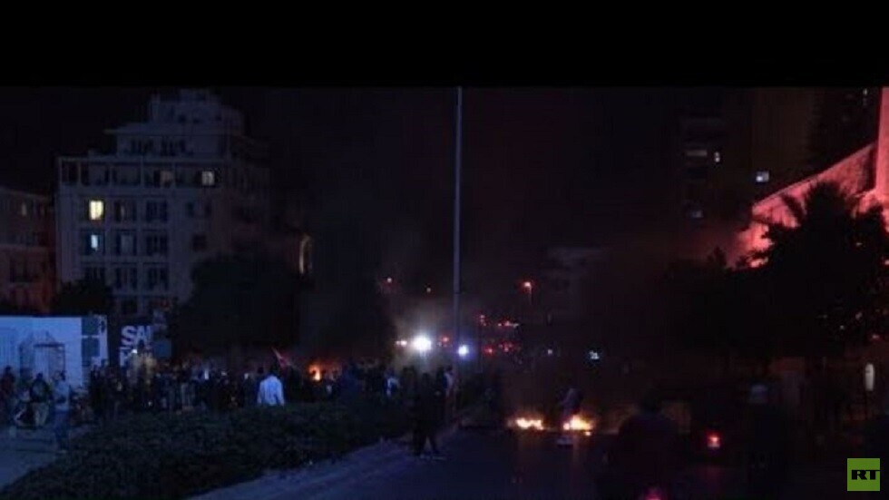 مراسلنا: المحتجون يقطعون الطريق بين لبنان وسوريا في منطقة البقاع الأوسط