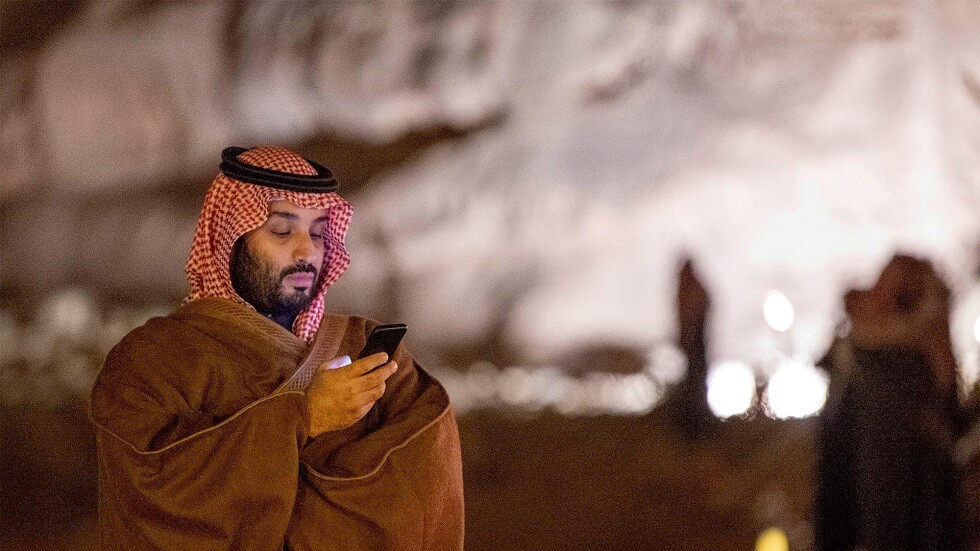"ديلي ميل" تكشف محتوى نكتة وصورة أرسلها ولي العهد السعودي لرئيس شركة أمازون على "واتس آب"