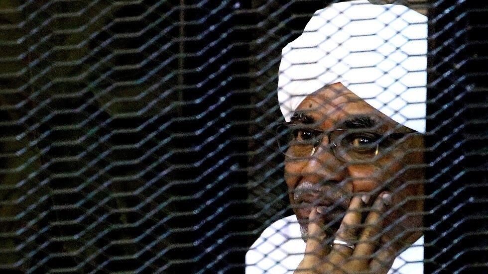مراسلنا: نقل البشير إلى مشفى السلاح الطبي بأم درمان