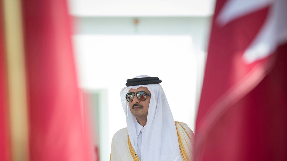 فتى يبهر أمير قطر بمهاراته العسكرية الاستعراضية