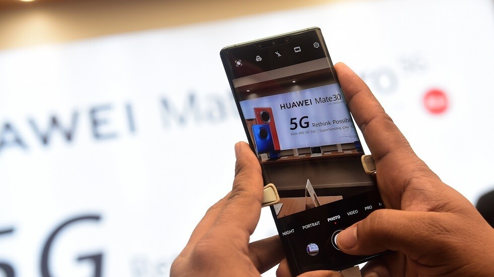 مسؤولون بريطانيون يوصون بدور محدود لهواوي في شبكات 5G البريطانية