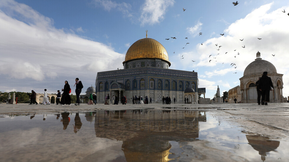 مصر تحذر وتدين قيام إسرائيليين بحرق مسجد في القدس