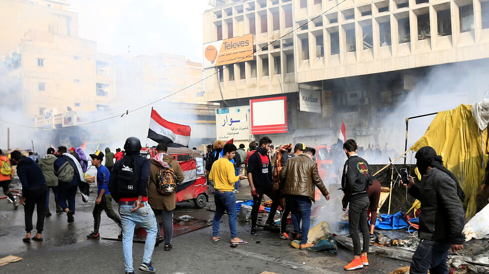 مصدرلـRT: المئات يتوافدون إلى ساحة التحرير ببغداد وتحشيد في ذي قار