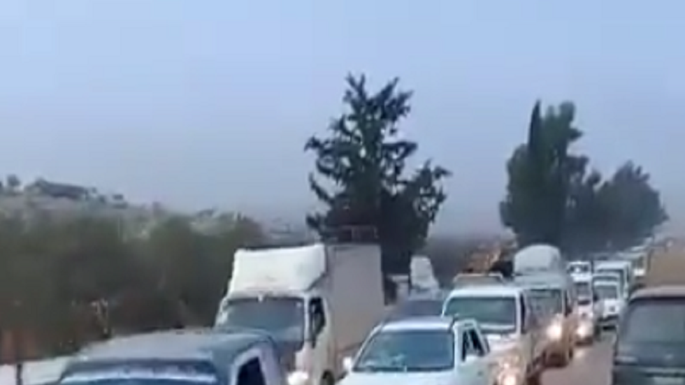 شاهد بالفيديو.. الآلاف ينزحون من مدينة معرة النعمان مع تقدم الجيش السوري