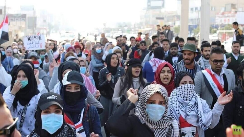 العراق.. عشرات آلاف الطلبة ينضمون من جديد للاحتجاجات في النجف والبصرة (صور)