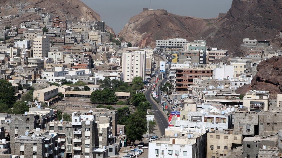 مراسلنا: فرق الإطفاء تسيطر على حريق بمبنى القنصلية الروسية في عدن
