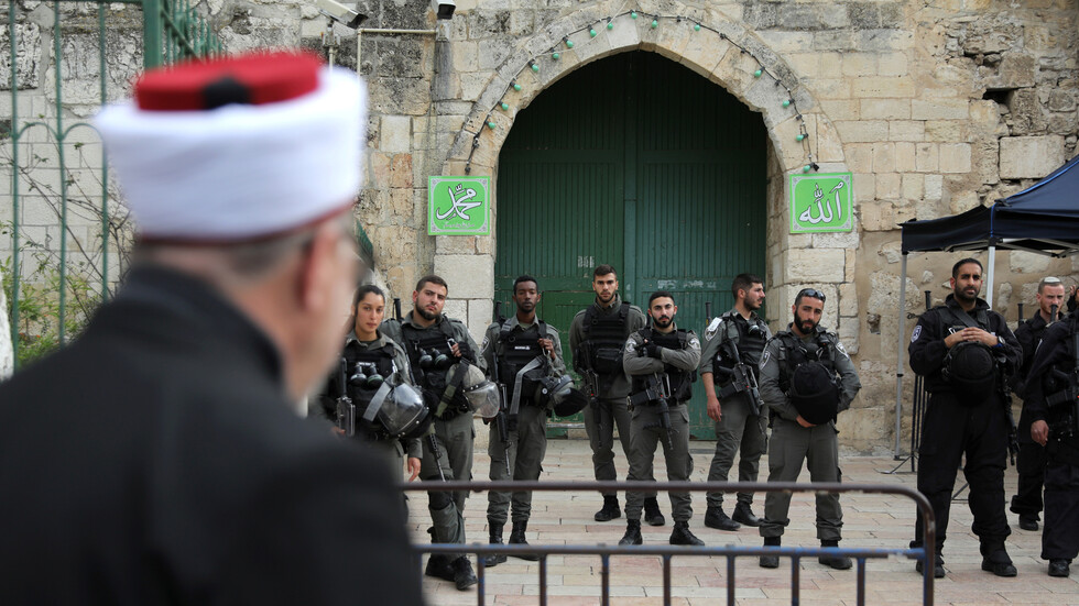 إصابة 10 فلسطينيين في مواجهات مع الأمن الإسرائيلي بالمسجد الاقصى
