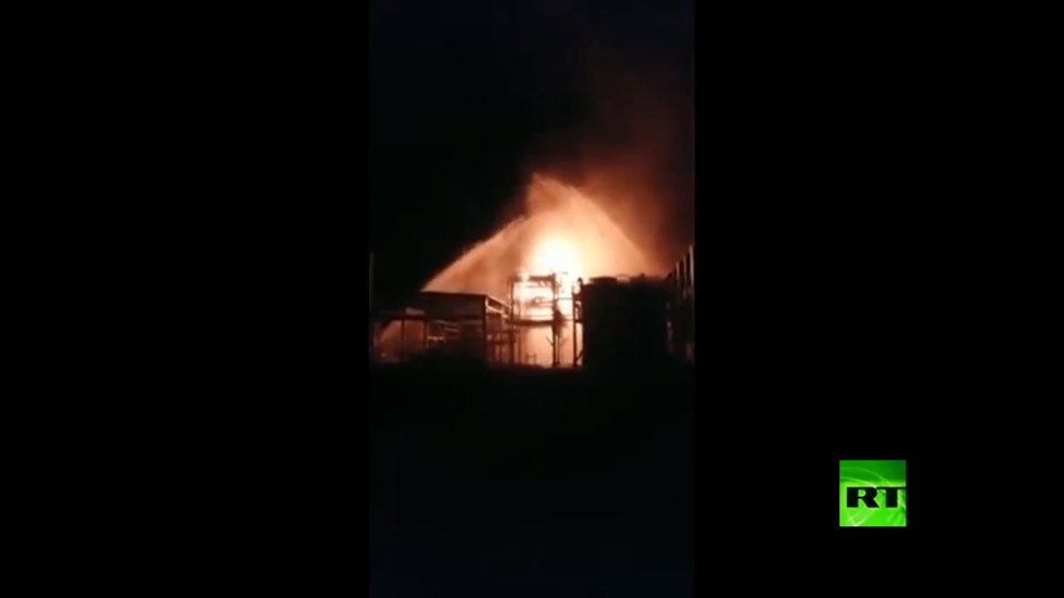 شاهد.. رجال الإطفاء يكافحون لإخماد حريق في معمل غاز في حمص السورية