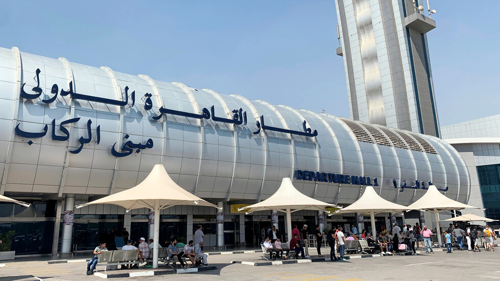 مصر تعزل 20 راكبا في مطار القاهرة بسبب عدوى فيروسية