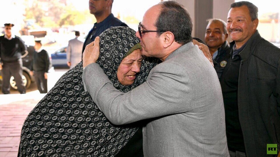 السيسي يقوم بزيارة مفاجئة لعزبة الهجانة ويلبي طلب سيدة مسنة