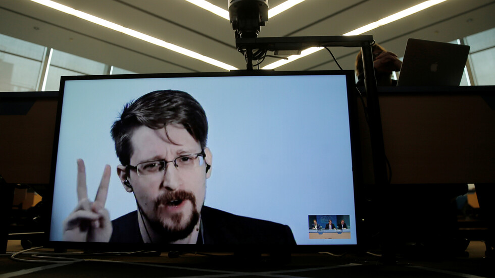 سنودن لن يغادر روسيا